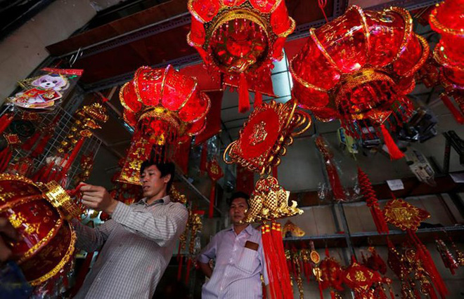 Châu Á ngập tràn sắc đỏ cùng linh vật chú chó chào Tết Nguyên Đán